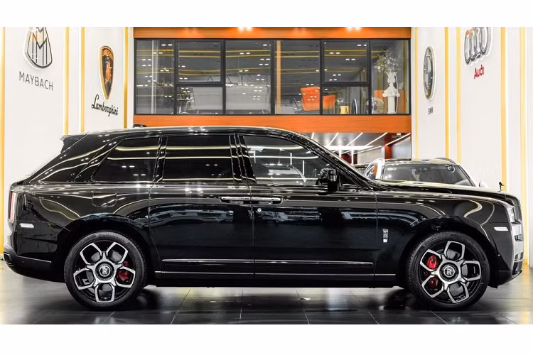 Số lượng xe SUV siêu sang Rolls-Royce Cullinan Black Badge tại Việt Nam không nhiều và xe mang màu đen cùng nội thất đỏ lại đếm trên đầu ngón tay, vì thế, giới mê xe đã nhanh chóng nhận ra được lý lịch của chiếc xe Rolls-Royce Cullinan Black Badge đang được rao bán trên 39 tỷ đồng.