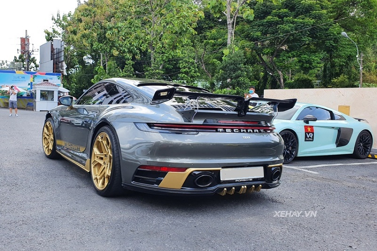 Sau khi "đắp" các chi tiết độ từ TechArt, Porsche 911 Carrera S thế hệ mới trở nên cá tính, hầm hố và nổi bật hơn hẳn so với xe tiêu chuẩn. Không rõ bản độ này có bao gồm gói nâng cấp hiệu suất (+ 53 mã lực, 80 Nm) hay không. Ở nguyên bản, xe dùng động cơ tăng áp kép 3.0L mạnh khoảng 450 mã lực và mô-men xoắn cực đại 530 Nm, giúp xe tăng tốc 0-100 km/h trong vòng 3,7 giây.