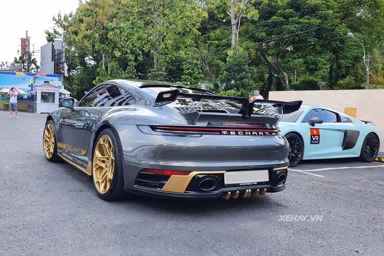 Sau khi "đắp" các chi tiết độ từ TechArt, Porsche 911 Carrera S thế hệ mới trở nên cá tính, hầm hố và nổi bật hơn hẳn so với xe tiêu chuẩn. Không rõ bản độ này có bao gồm gói nâng cấp hiệu suất (+ 53 mã lực, 80 Nm) hay không. Ở nguyên bản, xe dùng động cơ tăng áp kép 3.0L mạnh khoảng 450 mã lực và mô-men xoắn cực đại 530 Nm, giúp xe tăng tốc 0-100 km/h trong vòng 3,7 giây.