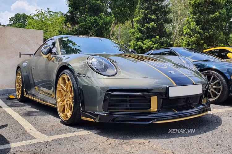 Tại Việt Nam, Porsche 911 Carrera S 992 đang được phân phối chính hãng với giá từ 7,85 tỷ đồng, tuy nhiên, với chừng đó nâng cấp, chiếc xe trong bài có thể trị giá tới gần 9 tỷ đồng.