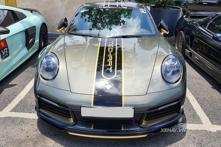Tất nhiên, điểm nhấn gói TechArt độ Porsche 911 Carrera S - bao gồm cản trước tinh chỉnh, mui xe carbon, ốp gương chiếu hậu và ốp sườn cũng làm từ sợi carbon.