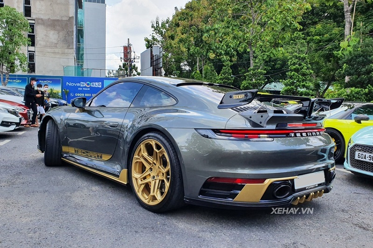Chưa hết, Porsche 911 Carrera S của đại gia Sài Gòn còn được thay cánh gió nguyên bản sang loại cố định cỡ lớn, đồng thời bổ sung các khe khuếch tán dưới gầm xe và cụm ống xả của TechArt.