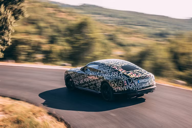 Đầu năm nay, chiếc xe điện Rolls-Royce Spectre đã được đưa đến một trung tâm thử nghiệm ở Arjeplog, Thụy Điển chỉ cách Vòng Bắc Cực 55 km và chiếc xe đã được thử nghiệm những bài đầu tiên, cực kỳ khắc nghiệt nhưng cũng đã đem lại nhiều sửa đổi giá trị.