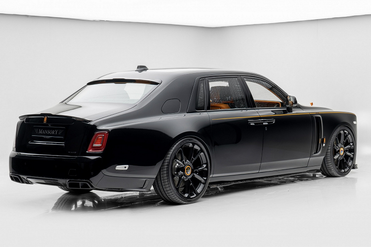 Mức giá xe Rolls-Royce Phantom VIII Mansory hiện đang được rao bán tại Đức với mức giá 975.000 Euro (hơn 23,9 tỷ đồng). Mẫu xe này đã được nâng cấp toàn bộ ngoại thất bởi thương hiệu Mansory bao gồm cản trước với hốc gió lớn hơn, bổ sung thêm hệ thống đèn LED DRL và bộ chia được làm bằng sợi carbon.