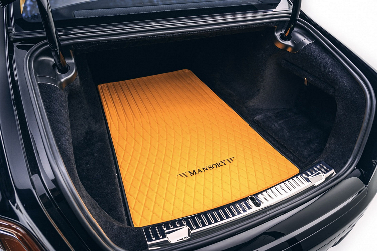 Toàn bộ phần dưới của bảng điều khiển, vô lăng, đường hầm trung tâm, bụng cửa, trần xe, thảm sàn và thậm chí cả thảm da đặt riêng cho khoang hành lý đều có màu cam, tương phản với một vài điểm nhấn màu đen. Các phần bậc cửa cũng được trang trí tấm ốp bằng carbon với logo thương hiệu Mansory.