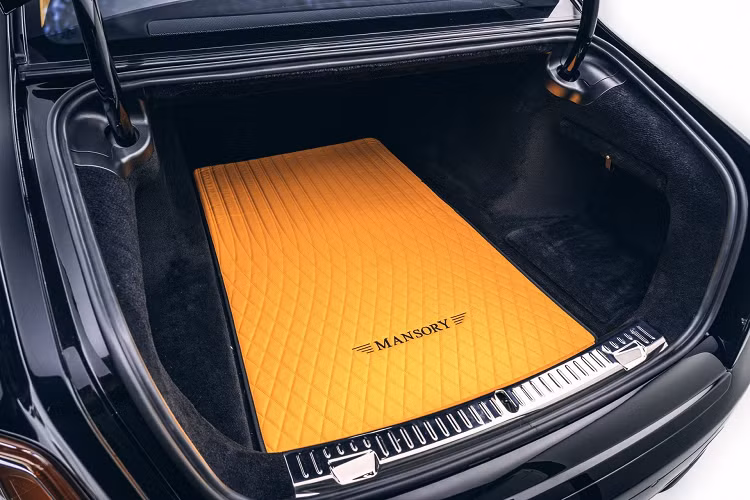 Toàn bộ phần dưới của bảng điều khiển, vô lăng, đường hầm trung tâm, bụng cửa, trần xe, thảm sàn và thậm chí cả thảm da đặt riêng cho khoang hành lý đều có màu cam, tương phản với một vài điểm nhấn màu đen. Các phần bậc cửa cũng được trang trí tấm ốp bằng carbon với logo thương hiệu Mansory.