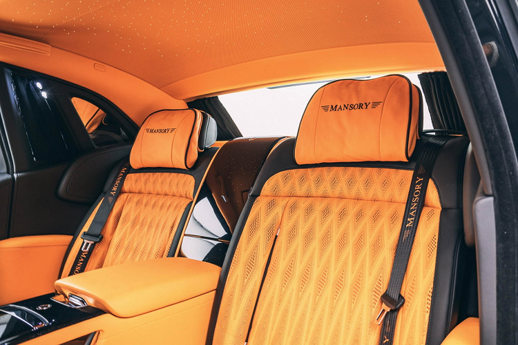 Một yếu tố nổi bật khác là bộ mâm xe hợp kim DX5 24 inch được hoàn thiện bằng màu đen bóng với năm nan kép và nắp viền màu cam, từ đây đem lại cảm giác thể thao hơn cho chiếc sedan siêu sang đến từ Anh Quốc.