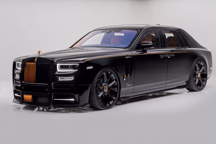 Tuy nhiên, một chiếc Rolls-Royce Phantom VIII siêu sang đi kèm với gói độ Mansory là không hề rẻ vì các chi tiết nâng cấp cho chiếc xe này đều được hoàn thiện một cách tinh xảo cùng các vật liệu cao cấp.