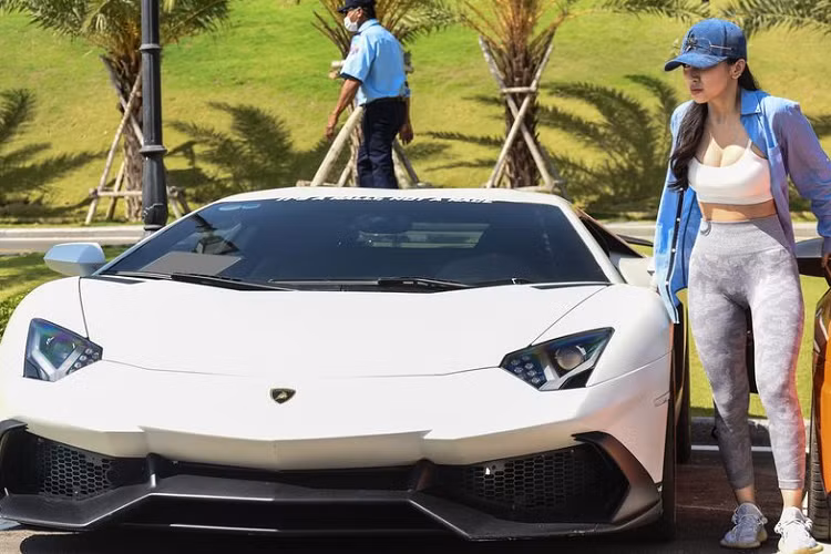 Về cơ duyên sở hữu Aventador, Jessie Lương chia sẻ: “Ở Việt Nam, tôi chưa chạy thử nhiều siêu xe. Tôi đến với chiếc Lamborghini Aventador cũng là có duyên, khi có nhu cầu mua thì chiếc xe đó có sẵn ở một đại lý.