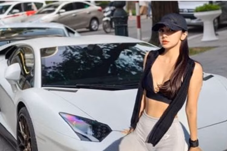 Đuôi xe được bổ sung cánh gió DMC cỡ lớn chất liệu cacbon. Hệ thống ống xả Capristo độ lại mang đến “tiếng gầm” mạnh mẽ hơn.