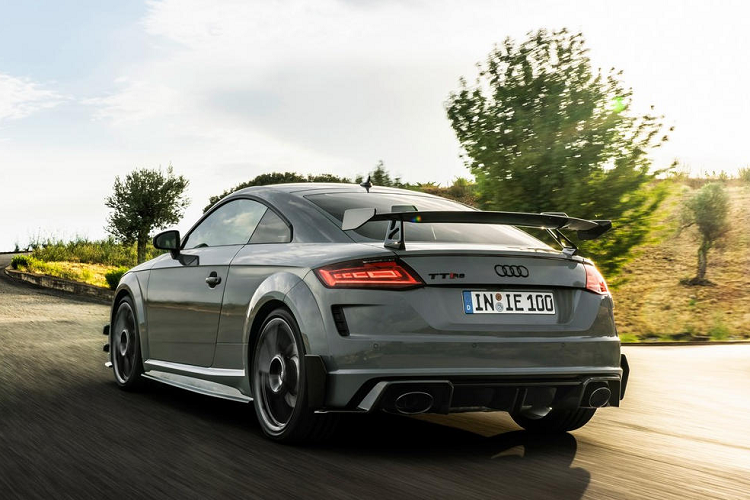 Vẻ ngoài táo bạo và dữ dằn của Audi TT RS Coupe Iconic Edition 2022 mới ngay lập tức tạo ấn tượng. Toàn bộ 100 chiếc phiên bản đặc biệt này đều được sơn màu xám Nardo Grey, cùng với các thành phần đặc trưng làm nên tên tuổi Audi được trang bị như đèn pha LED ma trận tiêu chuẩn, lưới tản nhiệt phía trước màu đen bóng với khung màu đen mờ.