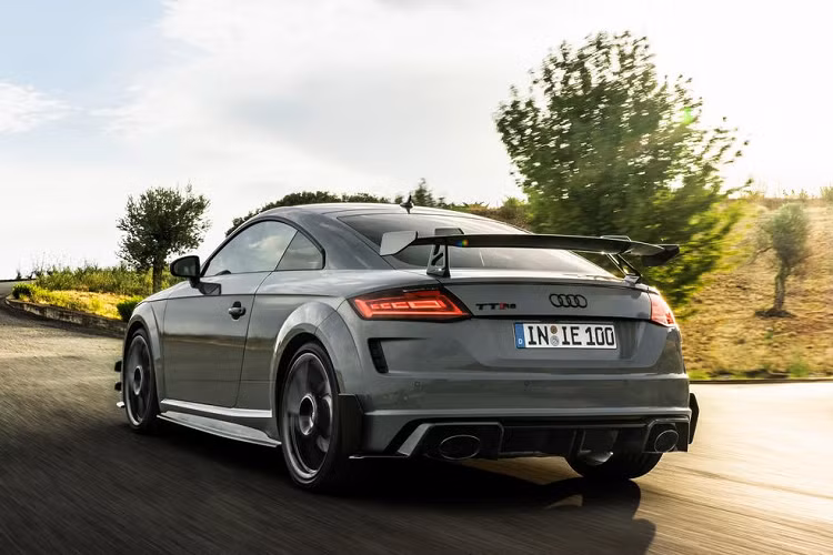 Vẻ ngoài táo bạo và dữ dằn của Audi TT RS Coupe Iconic Edition 2022 mới ngay lập tức tạo ấn tượng. Toàn bộ 100 chiếc phiên bản đặc biệt này đều được sơn màu xám Nardo Grey, cùng với các thành phần đặc trưng làm nên tên tuổi Audi được trang bị như đèn pha LED ma trận tiêu chuẩn, lưới tản nhiệt phía trước màu đen bóng với khung màu đen mờ.