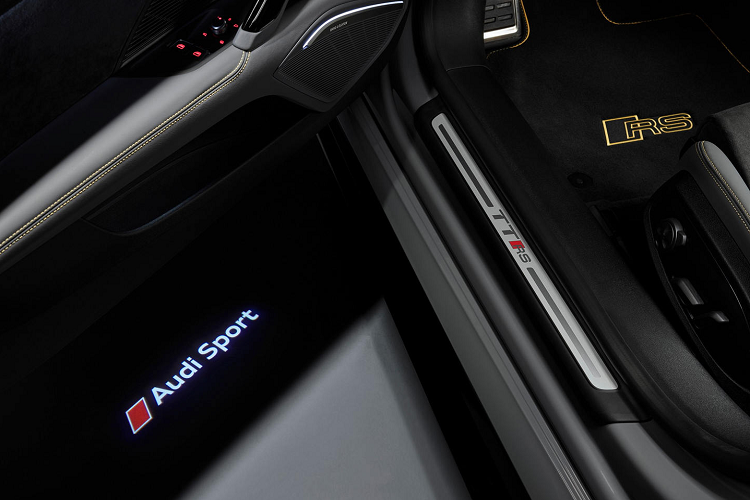 Ngoài ra, điểm làm nên khác biệt rõ nét cho Audi TT RS Iconic Edition so với những phiên bản khác nằm ở bộ bodykit Aerokit đậm chất thể thao và khí động học. 