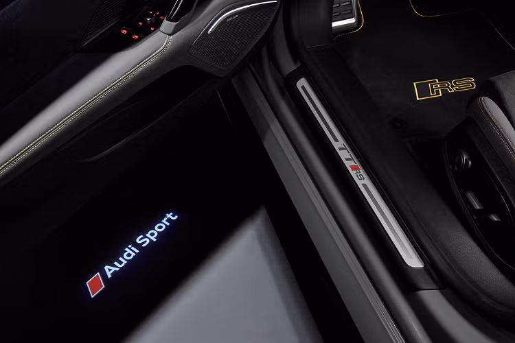 Ngoài ra, điểm làm nên khác biệt rõ nét cho Audi TT RS Iconic Edition so với những phiên bản khác nằm ở bộ bodykit Aerokit đậm chất thể thao và khí động học. 