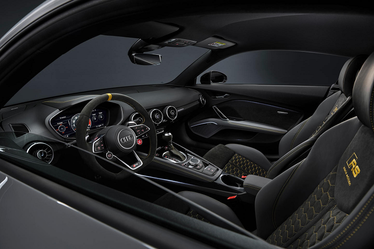 Các nhà thiết kế của Audi cũng đã trang bị cho chiếc xe những chi tiết màu đen bóng ở ốp hông, vỏ gương chiếu hậu bên ngoài và phù hiệu. Một bộ mâm hợp kim đen bóng 20 inch nổi bật cũng đã được thiết kế riêng cho phiên bản TT đặc biệt này với 7 chấu và đi kèm với cùm phanh cũng màu đen. Các cửa sổ hình tam giác phía sau được dán sẵn film màu khói và có dòng chữ in "Iconic Edition" nhấn mạnh sự độc đáo. 
