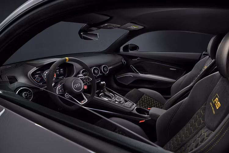 Các nhà thiết kế của Audi cũng đã trang bị cho chiếc xe những chi tiết màu đen bóng ở ốp hông, vỏ gương chiếu hậu bên ngoài và phù hiệu. Một bộ mâm hợp kim đen bóng 20 inch nổi bật cũng đã được thiết kế riêng cho phiên bản TT đặc biệt này với 7 chấu và đi kèm với cùm phanh cũng màu đen. Các cửa sổ hình tam giác phía sau được dán sẵn film màu khói và có dòng chữ in "Iconic Edition" nhấn mạnh sự độc đáo. 