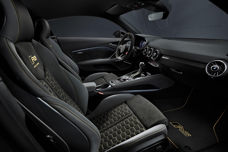 Các thành phần của bodykit này bao gồm bộ chia gió phía trước nổi bật, cánh lướt gió phía sau bằng sợi carbon cố định và bộ khuếch tán phía sau được sửa đổi. Không chỉ khiến xe "hầm hố" hơn, chúng còn góp phần tăng lực ép xuống trục sau để tăng độ bám đường và khiến thao tác ôm cua nhanh bớt nguy hiểm. 