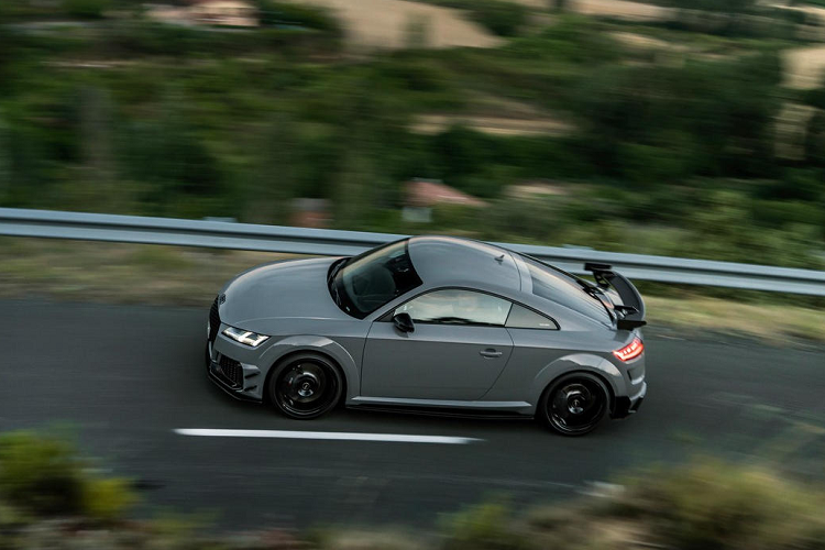 Một số nét đặc biệt cũng đã được thực hiện cho nội thất của Audi TT RS Iconic Edition. Xe có ghế thể thao RS được trang bị theo tiêu chuẩn được bổ sung thêm các mảng Nappa màu xám ở cạnh bên và Alcantara màu đen ở chính giữa, cùng đường chỉ khâu tổ ong màu vàng nổi bật.