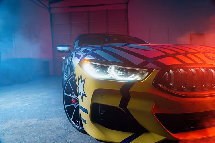 Mẫu BMW 8 X JEFF KOONS này sẽ được sản xuất với số lượng giới hạn chỉ 99 chiếc, mỗi chiếc có giá bán khởi điểm tại thị trường Mỹ lên tới 350.000 USD.