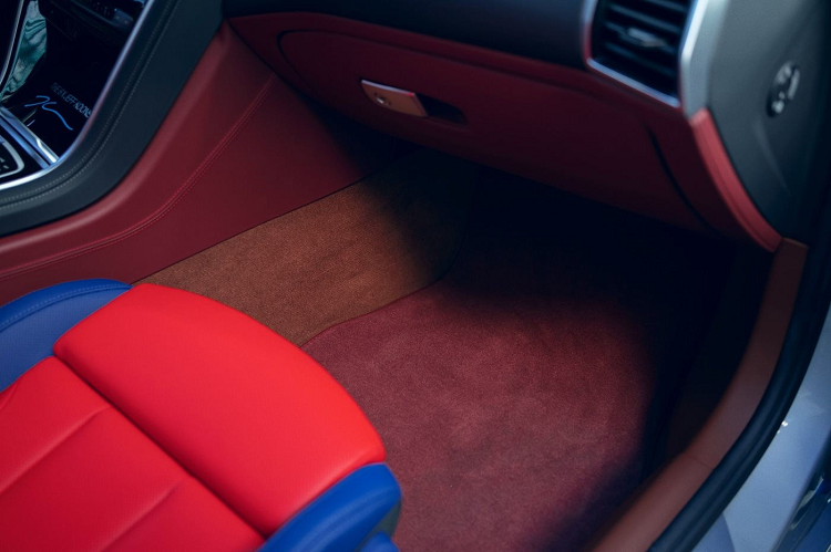 Trái lại, các chi tiết khác như da bọc, thảm và bụng cửa được bọc kết hợp với da màu đỏ và da màu nâu. Mỗi tuần sẽ có một cặp xe này sẽ được sản xuất cho đến khi hoàn thành tất cả 99 chiếc.