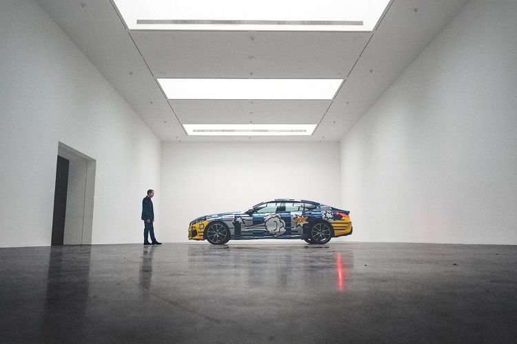 Giá xe THE 8 X JEFF KOONS được bán ra tại thị trường Mỹ là 350.000 USD, chưa bao gồm các khoản phụ phí khác. Mức giá này đắt gấp 3,5 lần so với giá bán 99.900 Đô với một chiếc M850i xDrive Gran Coupe thông thường.