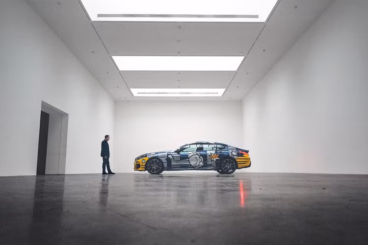 Giá xe THE 8 X JEFF KOONS được bán ra tại thị trường Mỹ là 350.000 USD, chưa bao gồm các khoản phụ phí khác. Mức giá này đắt gấp 3,5 lần so với giá bán 99.900 Đô với một chiếc M850i xDrive Gran Coupe thông thường.