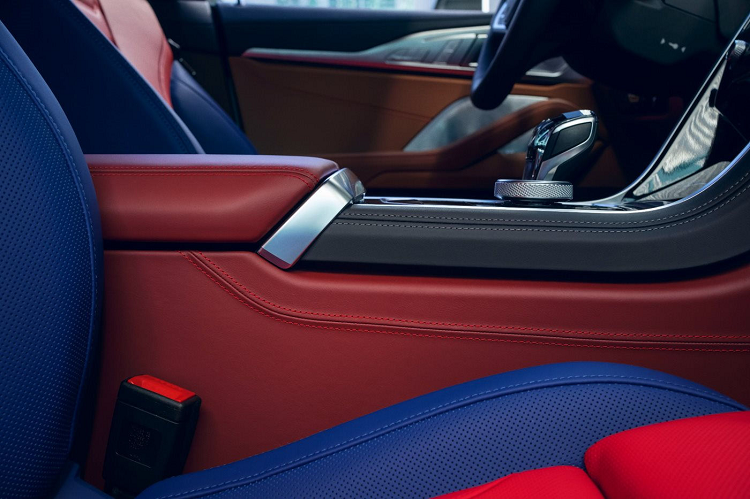 Mẫu xe sở hữu thiết kế ngoại thất với tông màu hướng sáng và tràn đầy năng lượng với hình ảnh "lực đẩy hơi" và từ "POP!" được trang trí bên hông xe.