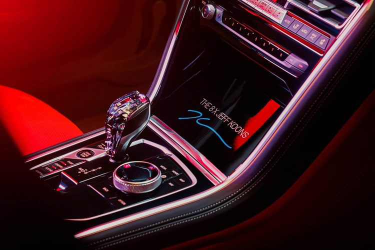 Mẫu xe này không được thiết kế theo phong cách của những chiếc BMW Art Car cổ điển mà lại được khoác lên mình lớp áo ngoại thất đương đại với các hình vẽ, phong cách phối màu như đồ họa trong phim hoạt hình.