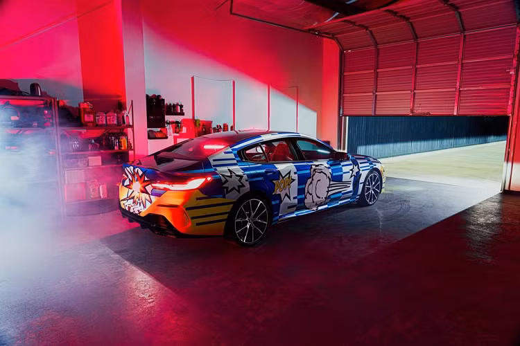 Về nội thất, chiếc xe thuộc phiên bản giới hạn sở hữu phối màu nội thất với hai tông màu xanh đỏ ở ghế ngồi của xe gợi liên tưởng về bộ quần áo của Người nhện Spider Man.