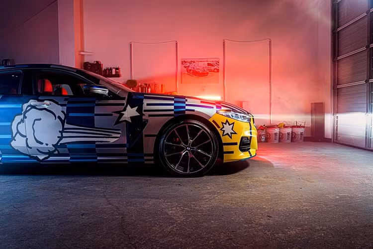 Chiếc 8 Series bắt mắt của Jeff Koons đã được ra mắt chính thức vào tháng Hai năm nay. Mẫu xe BMW M850i xDrive Gran Coupe đặc biệt sở hữu thiết kế ngoại thất, nội thất được phối màu cũng như trang trí các họa tiết độc đáo được chính nghệ sĩ này thiết kế.