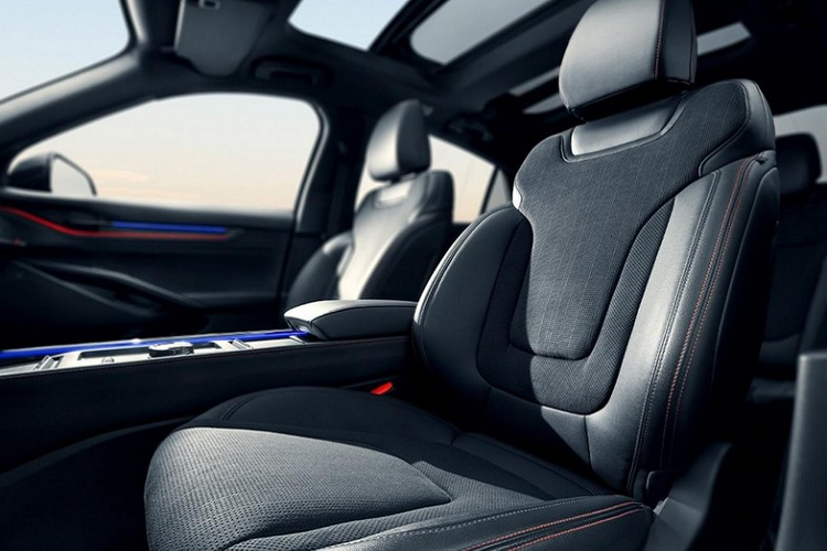 Trong đó, màn hình đa phương tiện của xe dài 686 mm và có độ phân giải 4K. Tuy nhiên, bản Fashion sẽ chỉ đi kèm bảng đồng hồ kỹ thuật số với màn hình 8 inch, màn hình thông tin giải trí 13,2 inch và không có màn hình dành cho hành khách ngồi trên ghế phụ lái.