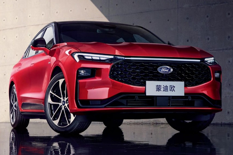 Việc Ford Mondeo 2022 giảm giá so với thế hệ cũ sẽ khiến không ít người ngạc nhiên vì mẫu xe này gần như lột xác cả về thiết kế lẫn trang bị. Ở thế hệ mới, xe được áp dụng ngôn ngữ thiết kế "Potential Energy Aesthetics" mới của hãng Ford, tương tự những người anh em cùng thương hiệu như Evos, Equator và Equator Sport. Đây cũng chính là mẫu xe sedan đầu tiên của hãng Ford dùng ngôn ngữ thiết kế này.