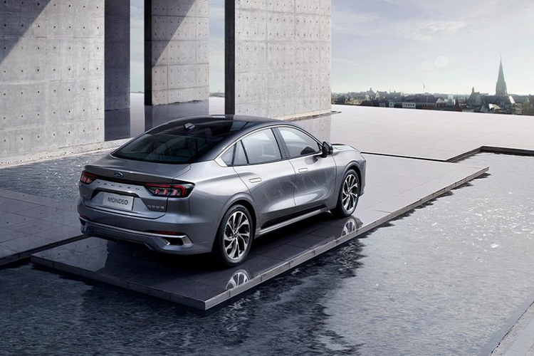 Nguồn cung cấp sức mạnh cho mẫu sedan cỡ trung này là động cơ xăng EcoBoost 4 xi-lanh, tăng áp, dung tích 2.0L, tạo ra công suất tối đa 238 mã lực và mô-men xoắn cực đại 376 Nm. Sức mạnh được truyền tới cầu trước thông qua hộp số tự động 8 cấp, cho phép xe đạt vận tốc tối đa 220 km/h.