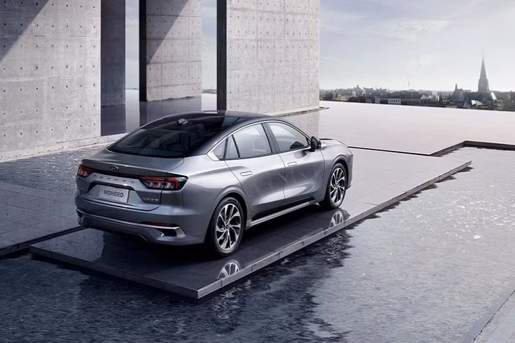 Nguồn cung cấp sức mạnh cho mẫu sedan cỡ trung này là động cơ xăng EcoBoost 4 xi-lanh, tăng áp, dung tích 2.0L, tạo ra công suất tối đa 238 mã lực và mô-men xoắn cực đại 376 Nm. Sức mạnh được truyền tới cầu trước thông qua hộp số tự động 8 cấp, cho phép xe đạt vận tốc tối đa 220 km/h.