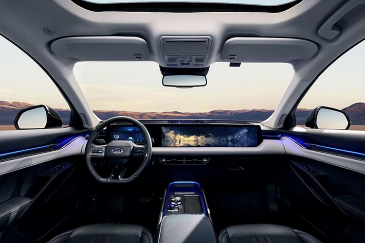 Chưa hết, Ford Mondeo ST-Line 2022 còn có những chi tiết ngoại thất màu đen bóng như lưới tản nhiệt, nẹp trên cản trước/sau, ốp trên cửa, vỏ gương chiếu hậu, các cột của xe, cánh gió đuôi và bộ khuếch tán gió phía sau. Đặc điểm nhận dạng cuối cùng của bản ST-Line là cùm phanh màu đỏ thể thao.