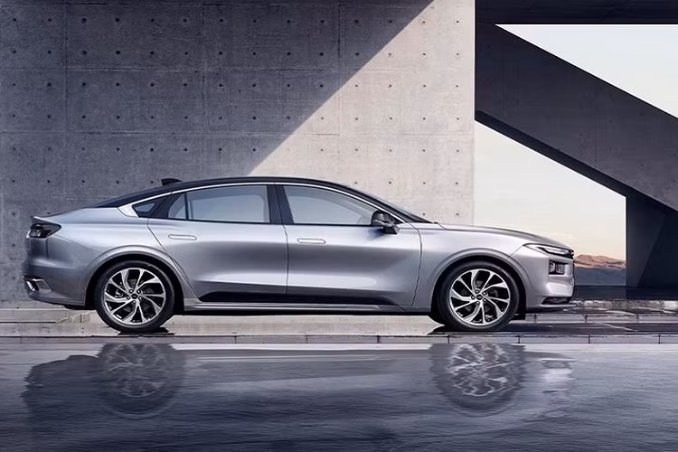 So với thế hệ cũ, bản tiêu chuẩn của mẫu xe này rẻ hơn 33.000 Nhân dân tệ (115,5 triệu đồng). Trong khi đó, bản cao cấp nhất của dòng Ford Mondeo 2022 là ST-Line có giá từ 219.800 Nhân dân tệ (769 triệu đồng), rẻ hơn 7.000 Nhân dân tệ (24,5 triệu đồng) so với trước.