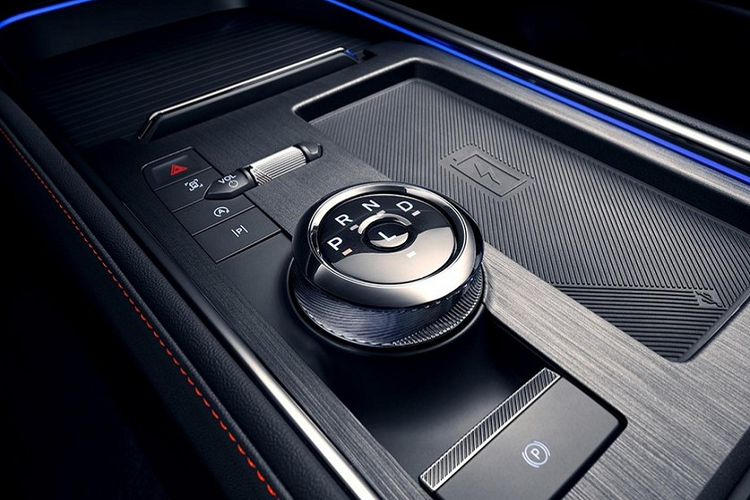 Ngoài ra, bản tiêu chuẩn của xe còn dùng ghế bọc nỉ đơn giản và chỉnh tay cũng như hệ thống điều hòa tự động 1 vùng thay vì 2 vùng như 3 bản còn lại. Ở bản ST Line, xe sẽ được trang bị ghế bọc da phối Alcantara sang trọng. Thêm vào đó là những điểm nhấn màu đỏ trên mặt cửa và ghế cũng như logo ST-Line trên mặt táp-lô.