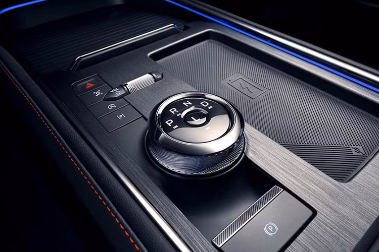 Ngoài ra, bản tiêu chuẩn của xe còn dùng ghế bọc nỉ đơn giản và chỉnh tay cũng như hệ thống điều hòa tự động 1 vùng thay vì 2 vùng như 3 bản còn lại. Ở bản ST Line, xe sẽ được trang bị ghế bọc da phối Alcantara sang trọng. Thêm vào đó là những điểm nhấn màu đỏ trên mặt cửa và ghế cũng như logo ST-Line trên mặt táp-lô.