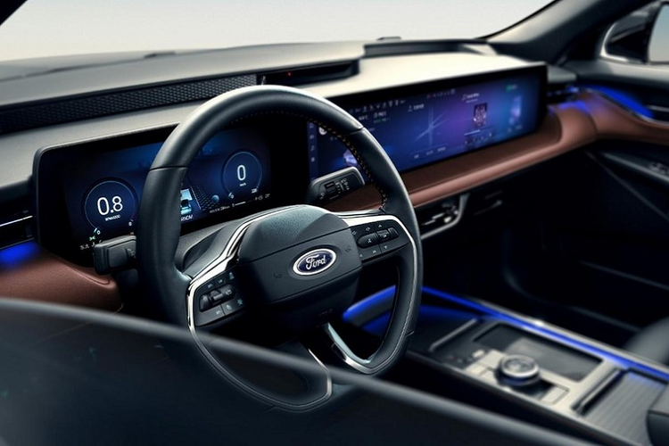 Bên trong Ford Mondeo 2022 là không gian nội thất hiện đại và công nghệ cao nhờ màn hình cỡ lớn nằm độc lập trên mặt táp-lô. Màn hình dài 1,1 m này bao gồm bảng đồng hồ kỹ thuật số 12,3 inch, màn hình thông tin giải trí và màn hình dành cho hành khách ở ghế phụ lái. 