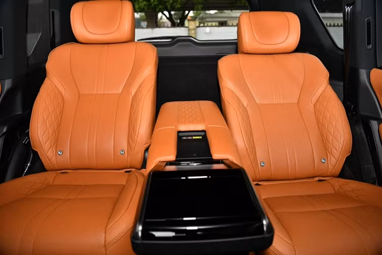 Ngoài ra, Lexus cũng mở rộng hốc hút gió ở hai bên đầu xe. Nhìn tổng thể ở khoảng cách gần các đường nét ở đầu xe khá giống Camry thế hệ mới. Nổi bật ở đuôi xe là dải đèn hậu LED thanh mảnh, khác hẳn vẻ nhàm chán ở bản cũ.