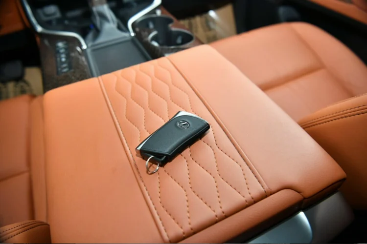 Hộc để đồ có tính năng làm mát và được thiết kế cực kỳ rộng rãi, có thể mở từ hai bên, rất tiện lợi. Bên cạnh đó là rất nhiều cổng sạc USB type-C cho các thiết bị di động. Tuy nhiên, xe chưa có một số tiện ích thường thấy trên SUV hạng sang 4 chỗ như tủ lạnh, bàn làm việc.