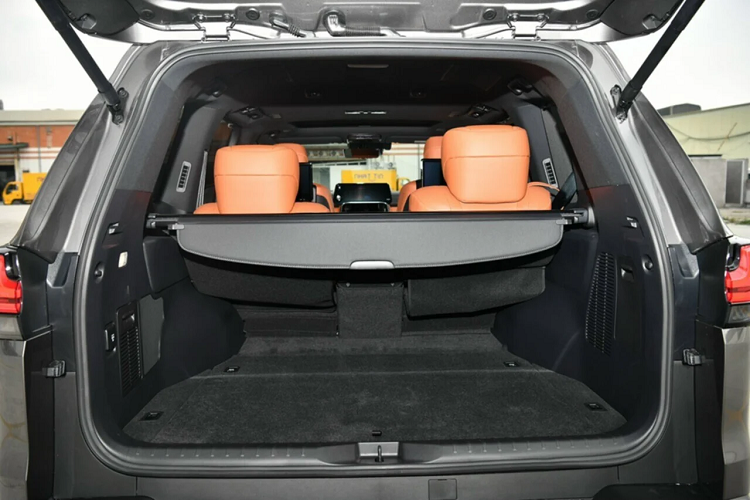 Không chỉ loại bỏ hàng ghế thứ 3, tăng không gian chứa đồ (lên 1.160 lít), Lexus LX600 Ultra Luxury còn giúp người ngồi ở vị trí ông chủ có tầm quan sát tốt nhất với tính năng ngả tựa đầu hàng ghế trước. Bệ tỳ tay tích hợp nhiều tiện nghi giải trí hiện đại như màn hình cảm ứng điều chỉnh các chức năng massage, làm mát, sưởi, bệ đỡ chân, đèn viền nội thất.