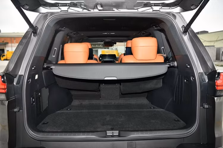 Không chỉ loại bỏ hàng ghế thứ 3, tăng không gian chứa đồ (lên 1.160 lít), Lexus LX600 Ultra Luxury còn giúp người ngồi ở vị trí ông chủ có tầm quan sát tốt nhất với tính năng ngả tựa đầu hàng ghế trước. Bệ tỳ tay tích hợp nhiều tiện nghi giải trí hiện đại như màn hình cảm ứng điều chỉnh các chức năng massage, làm mát, sưởi, bệ đỡ chân, đèn viền nội thất.