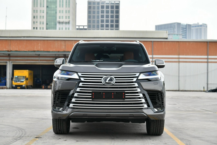 Lexus LX600 2022 hạng sang là mẫu xe đầu tiên của Lexus này góp mặt trong phân khúc SUV hạng sang 4 chỗ. Phiên bản Ultra Luxury được một công ty kinh doanh xe nhập khẩu ở Hà Nội đưa về. Giá xe Lexus LX600 Ultra Luxury được cho là khoảng hơn 10 tỷ đồng và được đặt trước.