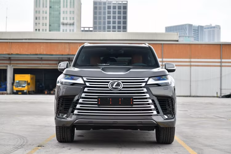 Lexus LX600 2022 hạng sang là mẫu xe đầu tiên của Lexus này góp mặt trong phân khúc SUV hạng sang 4 chỗ. Phiên bản Ultra Luxury được một công ty kinh doanh xe nhập khẩu ở Hà Nội đưa về. Giá xe Lexus LX600 Ultra Luxury được cho là khoảng hơn 10 tỷ đồng và được đặt trước.