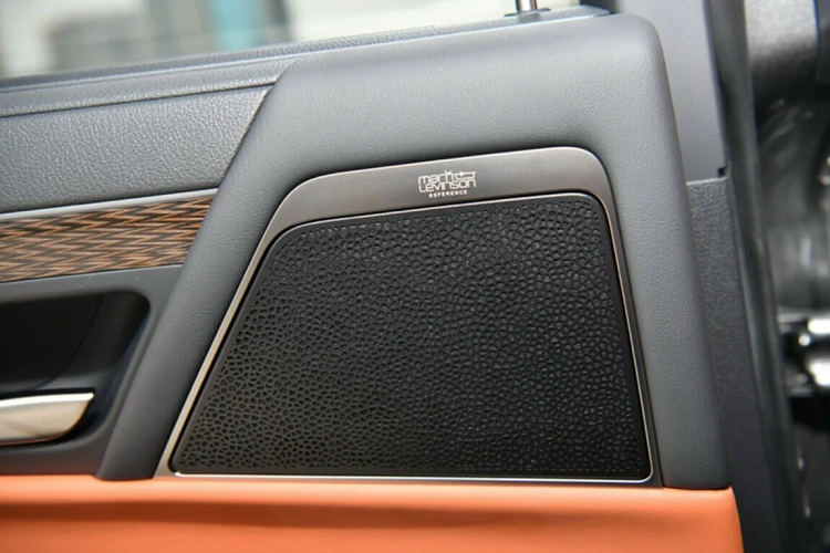 Ở khoang lái, Lexus LX600 khác biệt với bản cũ rất nhiều, đặc biệt là khu vực bảng taplo. Màn hình giải trí tích hợp cảm ứng, hệ thống định vị, bản đồ được đặt cao. Hãng bố trí thêm một màn hình nhỏ bên dưới, đồng thời loại bỏ đồng hồ cơ. Màn hình nhỏ này sẽ hiển thị các chế độ lái, nhiệt độ điều hoà, hướng gió, nâng, hạ gầm xe.