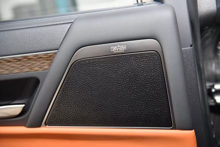 Ở khoang lái, Lexus LX600 khác biệt với bản cũ rất nhiều, đặc biệt là khu vực bảng taplo. Màn hình giải trí tích hợp cảm ứng, hệ thống định vị, bản đồ được đặt cao. Hãng bố trí thêm một màn hình nhỏ bên dưới, đồng thời loại bỏ đồng hồ cơ. Màn hình nhỏ này sẽ hiển thị các chế độ lái, nhiệt độ điều hoà, hướng gió, nâng, hạ gầm xe.