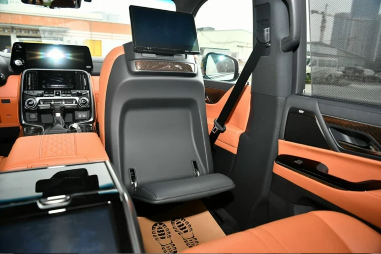 Mẫu SUV sở hữu đầy đủ các công nghệ an toàn nổi tiếng như kiểm soát lực kéo, hỗ trợ khởi hành ngang dốc, hỗ trợ đổ đèo, cân bằng điện tử, cảnh báo điểm mù, cảnh báo tiền va chạm, theo dõi áp suất lốp, cảnh báo lệch làn đường.