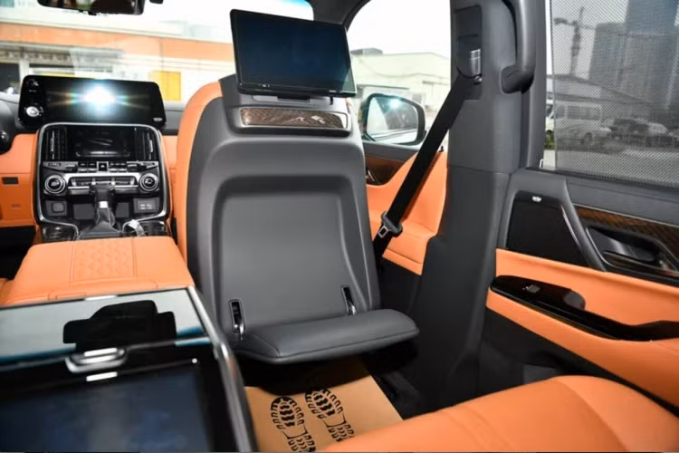 Mẫu SUV sở hữu đầy đủ các công nghệ an toàn nổi tiếng như kiểm soát lực kéo, hỗ trợ khởi hành ngang dốc, hỗ trợ đổ đèo, cân bằng điện tử, cảnh báo điểm mù, cảnh báo tiền va chạm, theo dõi áp suất lốp, cảnh báo lệch làn đường.