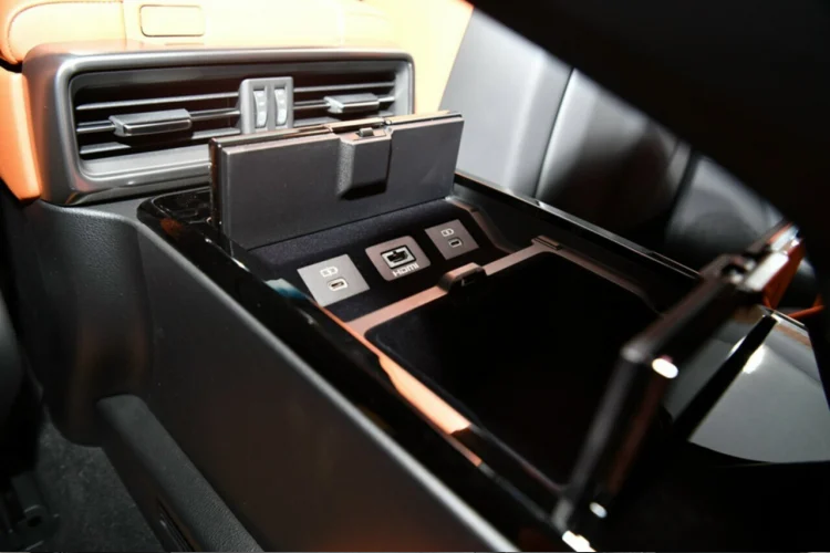 Dàn âm thanh 25 loa cao cấp công suất 2.400 Watt trên LX600 Ultra Luxury vẫn là của thương hiệu Mark Levinson. Ghế lái chỉnh điện 10 hướng, tích hợp đệm lưng, tăng, giảm chiều cao, massage, làm mát, sưởi. Ghế phụ chỉnh điện 8 hướng. Dưới nắp capo là động cơ tăng áp kép V6 dung tích 3.5 lít cho công suất tối đa 409 mã lực ở vòng tua 5.000 vòng/phút, mô-men xoắn cực đại 650 Nm ngay từ vòng tua 2.000 vòng/phút đi cùng hộp số tự động 10 cấp và hệ dẫn động bốn bánh.